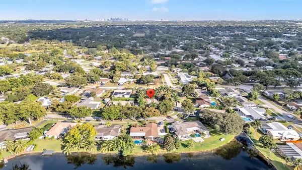 Plantation, FL 33317,980 SW 70th Ave