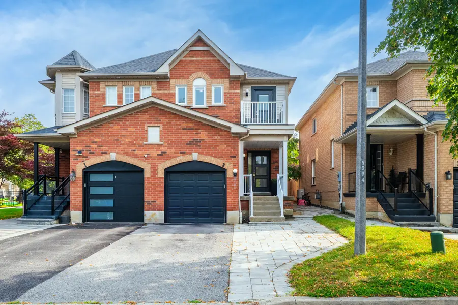 3 Hemans CT, Ajax, ON L1T 4B9