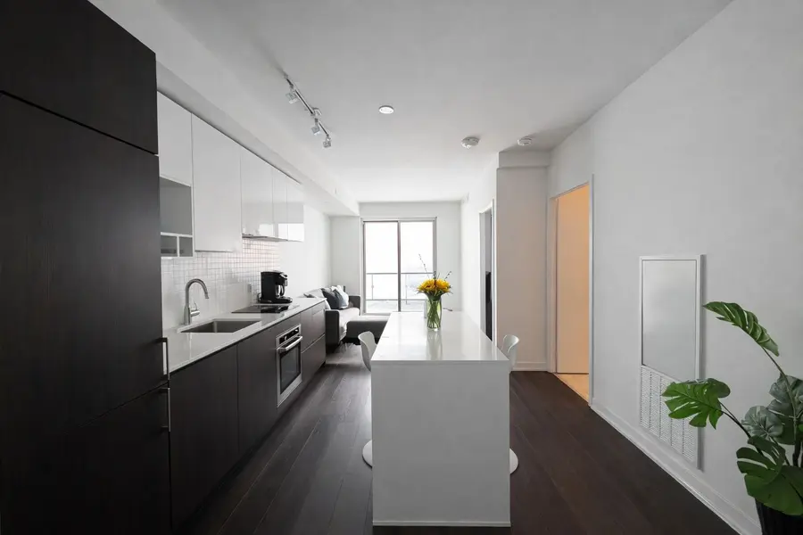 950 Portage Pkwy #2201, Vaughan, ON L4K 0J7