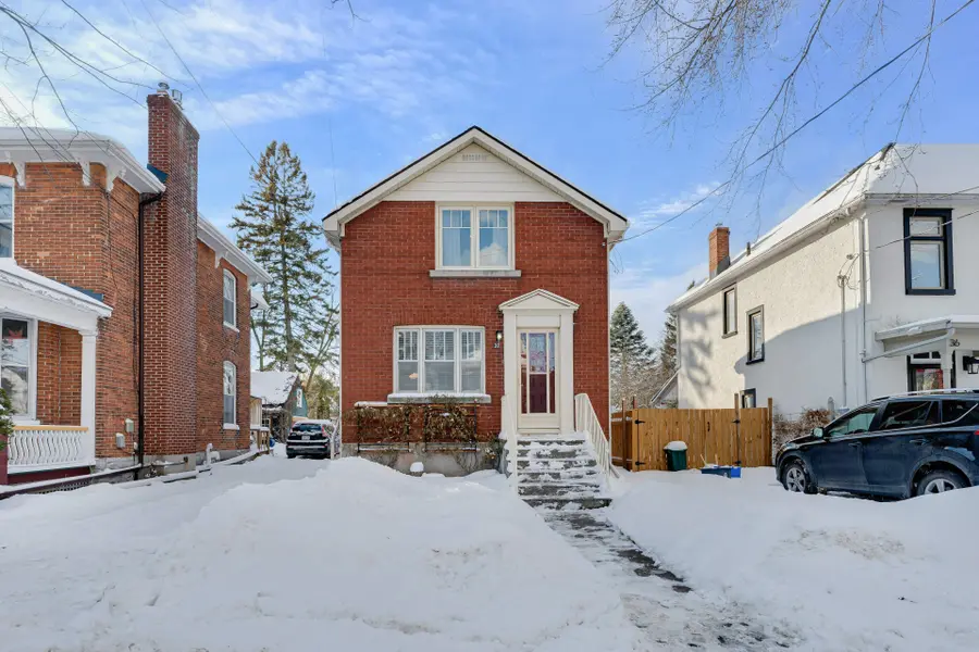 32 Livingston AVE, Kingston, ON K7L 4L2
