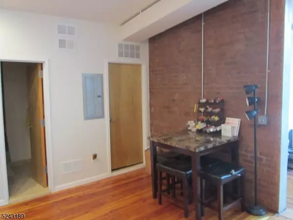 Somerville Boro, NJ 08876,17 Division St #304