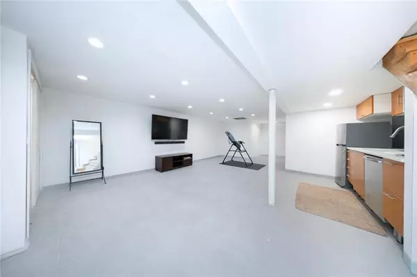 Staten Island, NY 10305,98 Robin RD