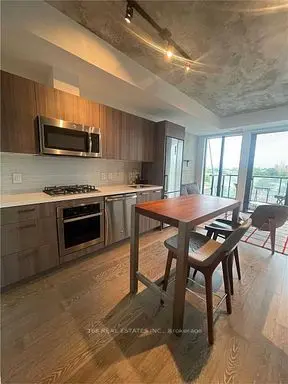 Toronto C01, ON M5V 1Y9,608 Richmond ST #901