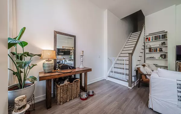 Toronto C02, ON M4V 2W8,6 Parkwood AVE #Th05