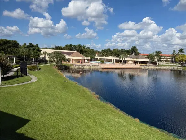 Fort Lauderdale, FL 33322,2950 W Sunrise Lks Dr #305