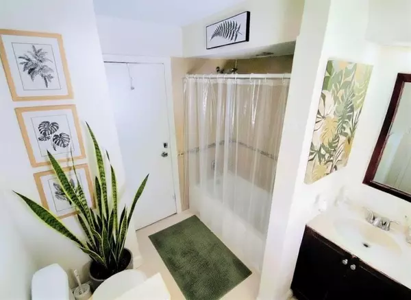 Lauderhill, FL 33313,2481 NW 56th Ave #8-16