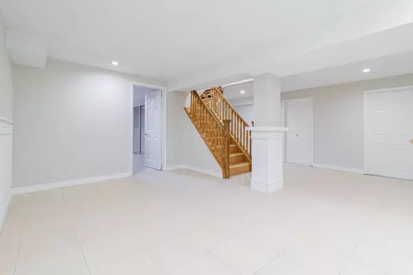 Mississauga, ON L5R 1W1,409 Silverthorne CRES