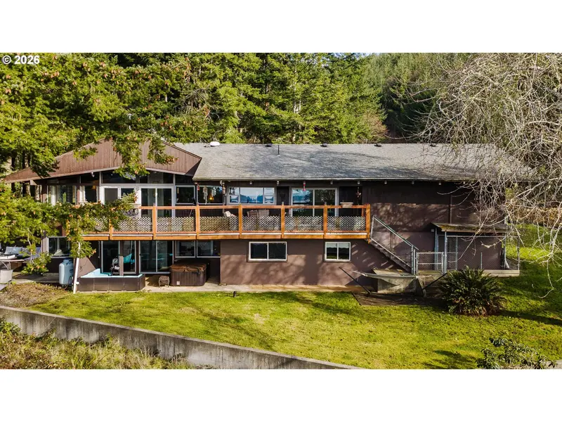 94532 GOLF COURSE LN, North Bend, OR 97459