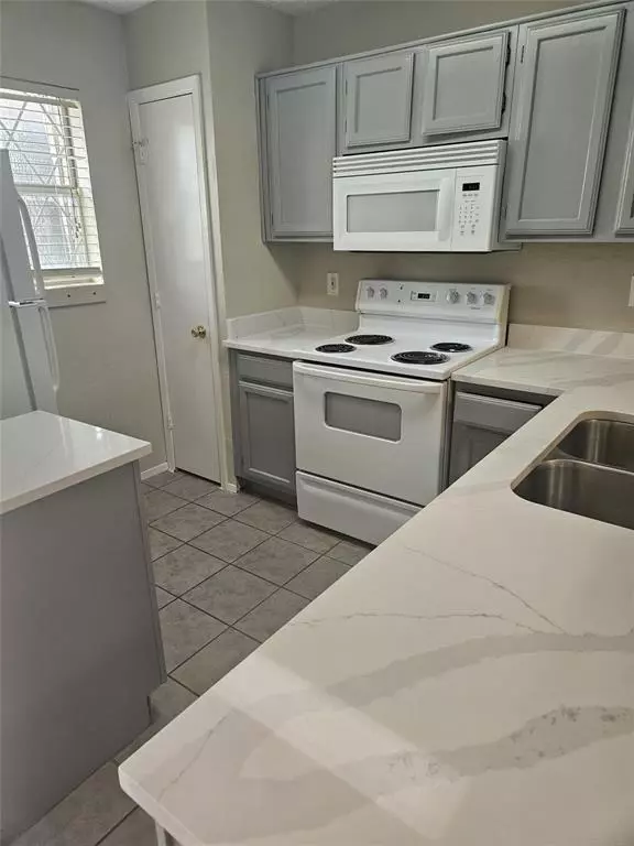 Euless, TX 76039,66 Abbey Road