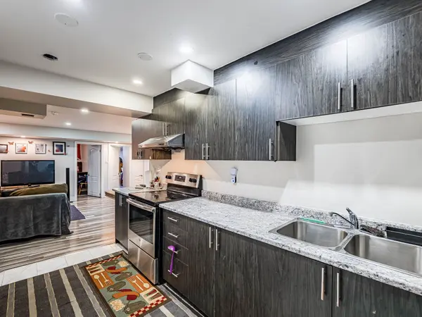 Brampton, ON L7A 4T8,6 Feeder ST