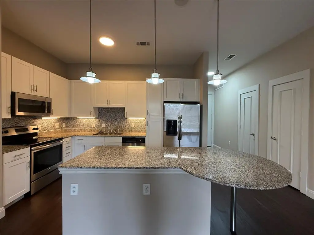 Dallas, TX 75208,801 N Bishop Avenue #1-306