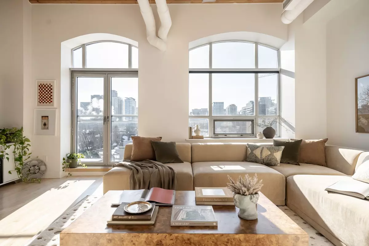 Toronto C01, ON M6J 1H2,993 Queen ST W #409