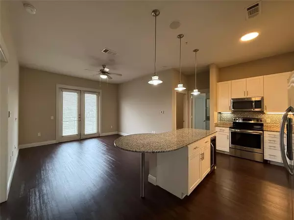 Dallas, TX 75208,801 N Bishop Avenue #1-306