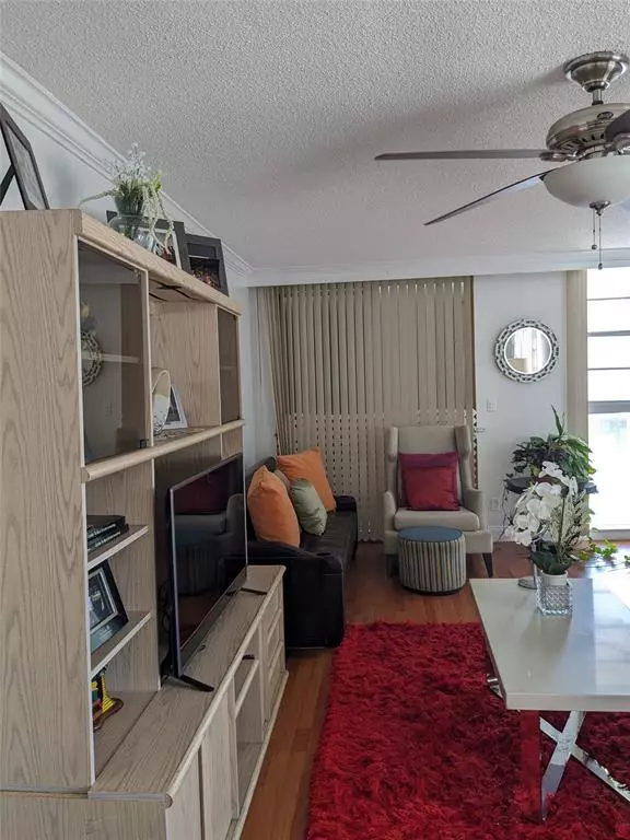 Miami Beach, FL 33141,8001 N Crespi Blvd #2c