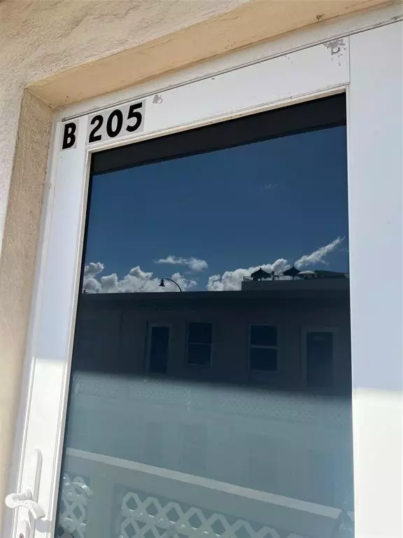 Hollywood, FL 33019,1315 N OCEAN DR #205