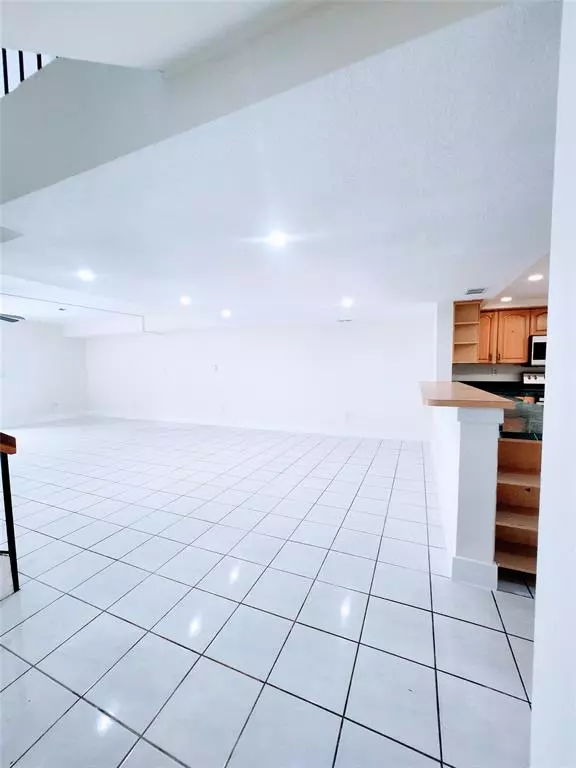 Miami, FL 33179,793 NE 206th St