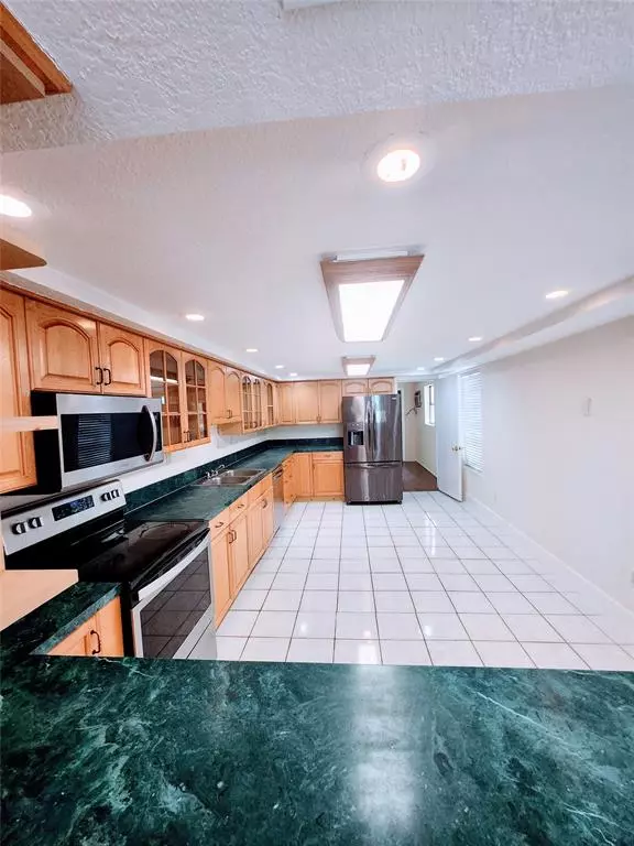 Miami, FL 33179,793 NE 206th St