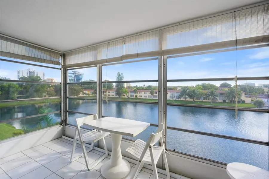 2880 NE 203rd St #36, Miami, FL 33180