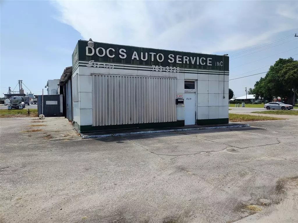 Okeechobee, FL 34972,805 N Parrott Ave