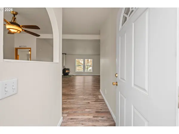 682 SE 10TH ST, Madras, OR 97741