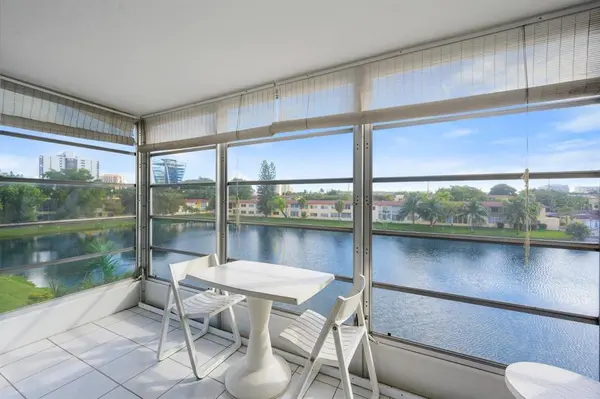 2880 NE 203rd St #36, Miami, FL 33180