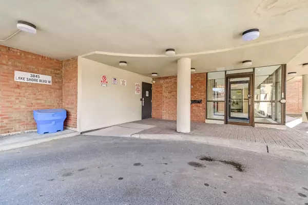 Toronto W06, ON M8W 4Y3,3845 Lake Shore BLVD W #804