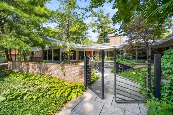 55 WILLINGDON RD, Rockcliffe Park, ON K1M 2J6
