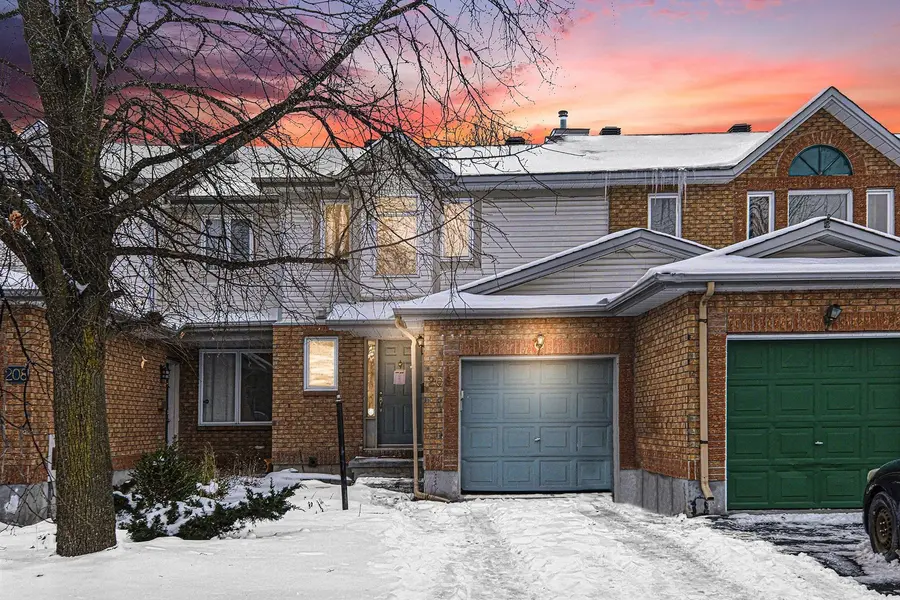 206 Beatrice DR, Barrhaven, ON K2J 4P1
