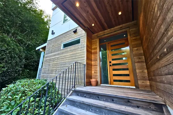 604 Alberto Rd, Tofino, BC V0R 2Z0