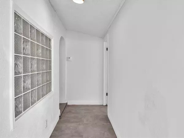 Hollywood, FL 33024,6661 Meade St