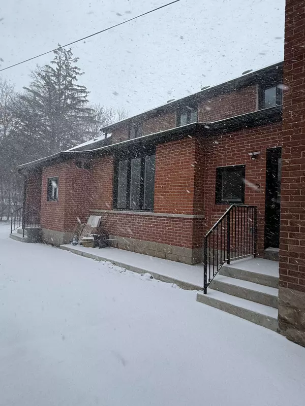 Aurora, ON L4G 1S1,88 Spruce ST #3