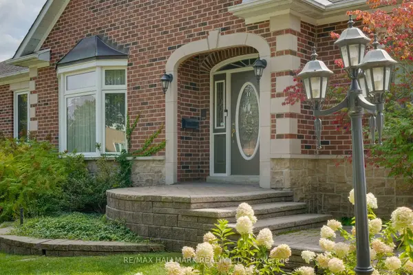 71 Willow Farm LN, Aurora, ON L4G 6K2