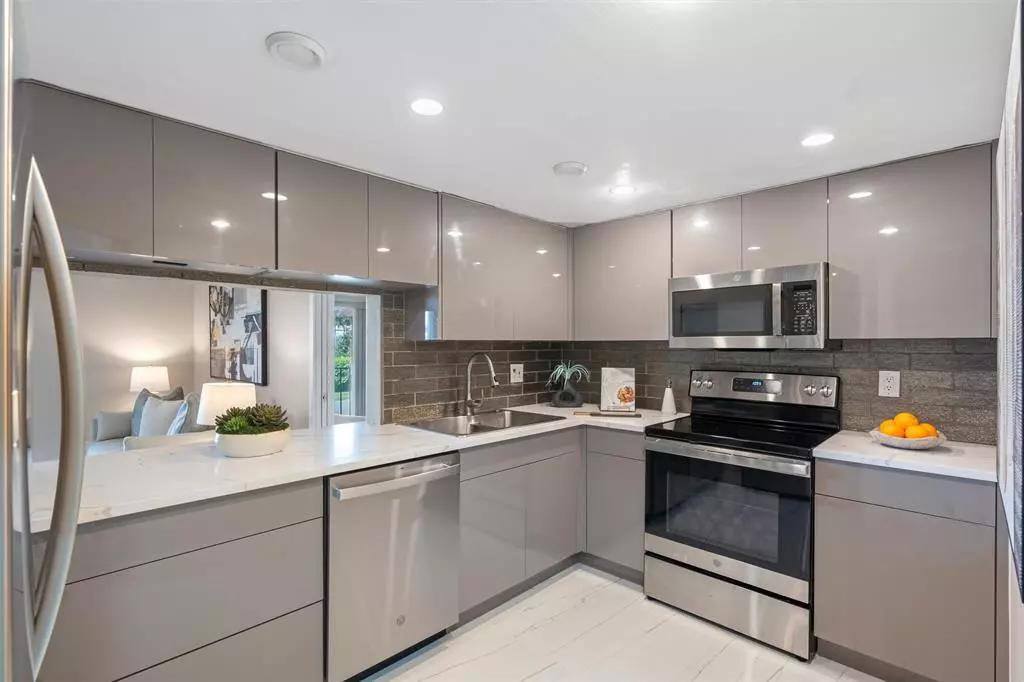 Lauderdale By The Sea, FL 33308,4013 N Ocean Dr #107