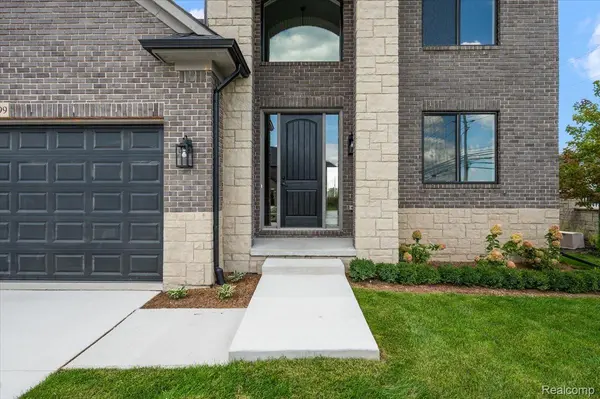 50999 Mistwood DR, Macomb Township, MI 48042