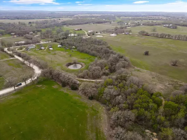 360 Hcr 1414,  Blum,  TX 76627