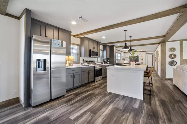 Poolville, TX 76487,2004 Buffet Way