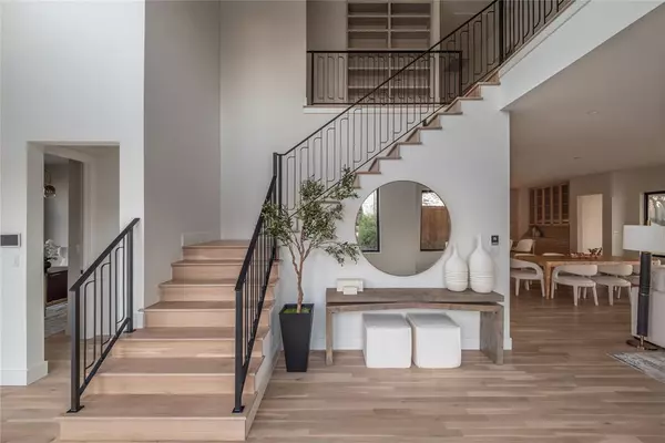 Dallas, TX 75214,6902 La Vista Drive