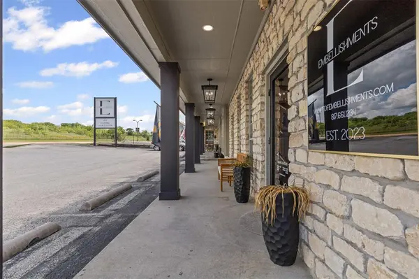 621 N FM 1187, Aledo, TX 76008