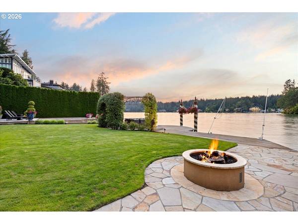 Lake Oswego, OR 97034,1527 LAKE FRONT RD