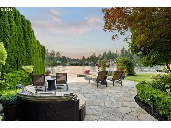 Lake Oswego, OR 97034,1527 LAKE FRONT RD