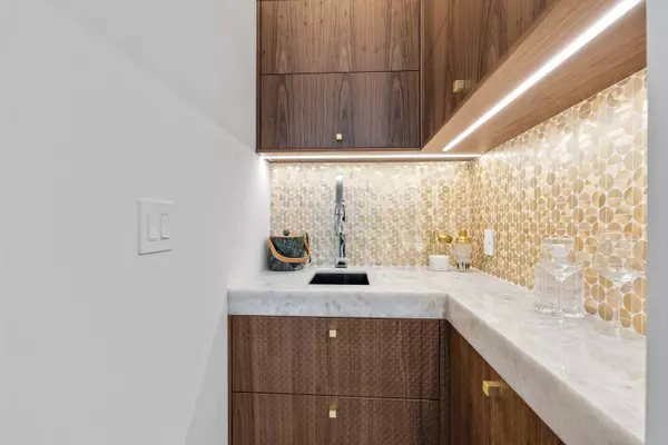 Toronto C02, ON M6H 2V2,566 Delaware AVE N