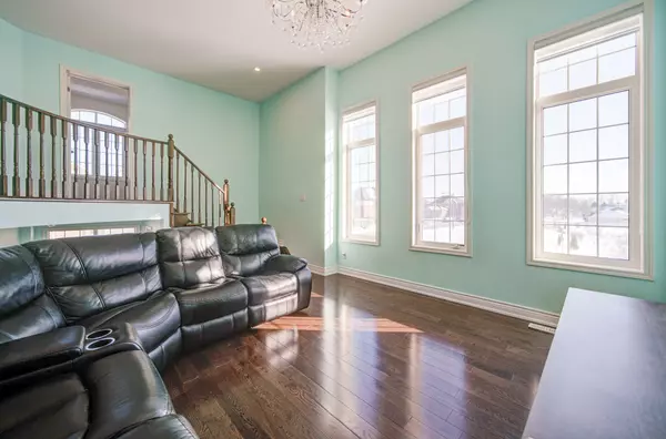 Oshawa, ON L1L 0L8,2360 Dress Circle CRES