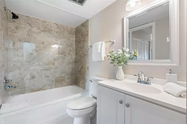 Lauderdale By The Sea, FL 33308,4013 N Ocean Dr #107