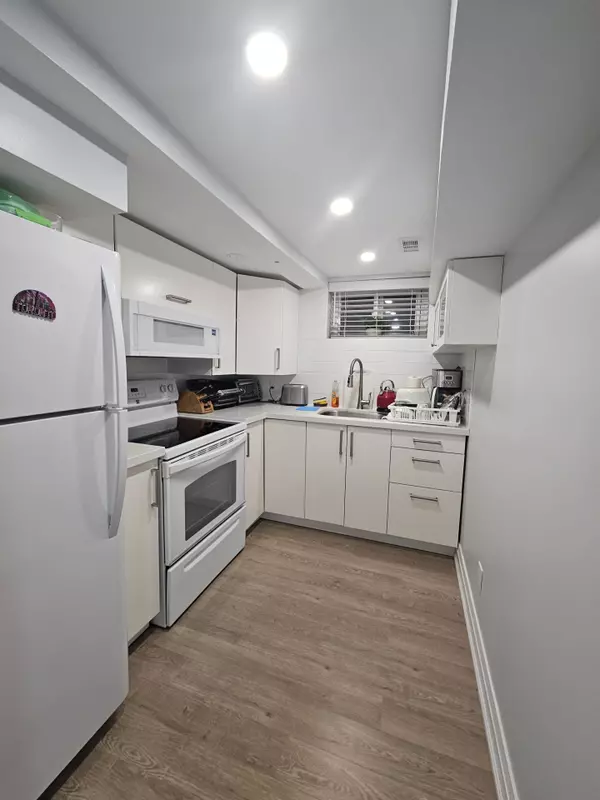 3489 Queenston DR #Basement apartment, Mississauga, ON L5C 2G7