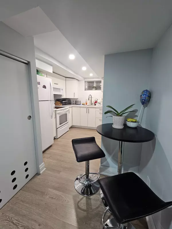 Mississauga, ON L5C 2G7,3489 Queenston DR #Basement apartment