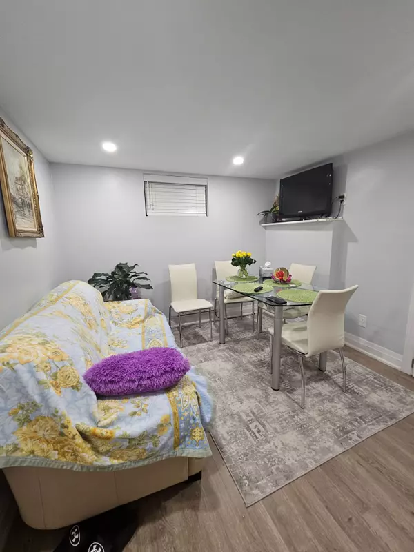 Mississauga, ON L5C 2G7,3489 Queenston DR #Basement apartment