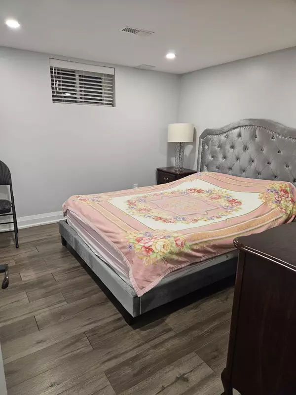 Mississauga, ON L5C 2G7,3489 Queenston DR #Basement apartment