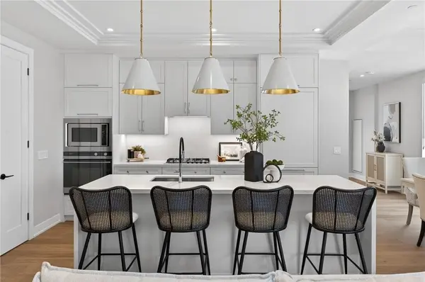 Oakville, ON L6K 2W6,123 Maurice DR #401