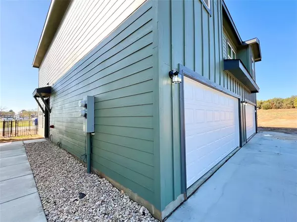 Burleson, TX 76028,3501 E Renfro Street #402