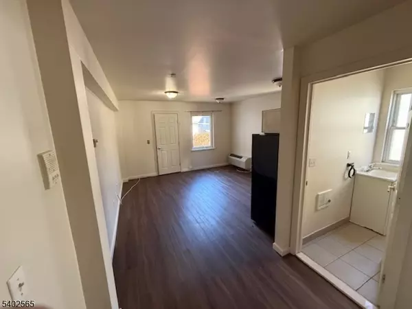 Passaic City, NJ 07055,77 Lafayette Ave #4